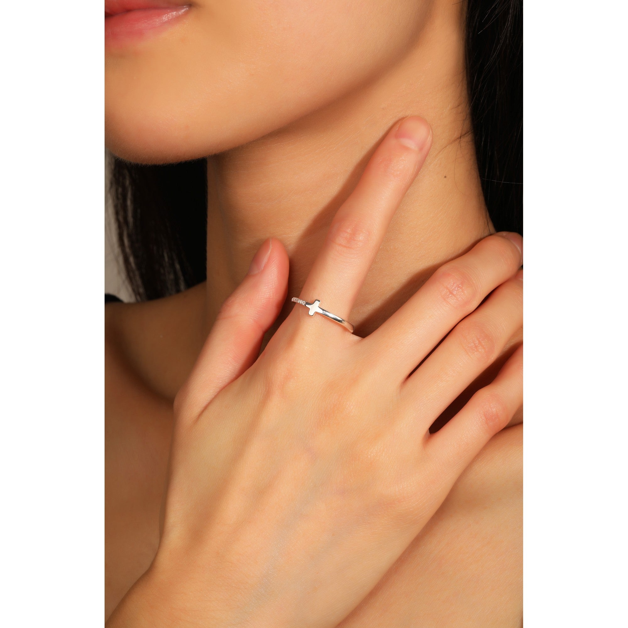 Anillo ajustable de Cruz con circonia blanca en rodizado