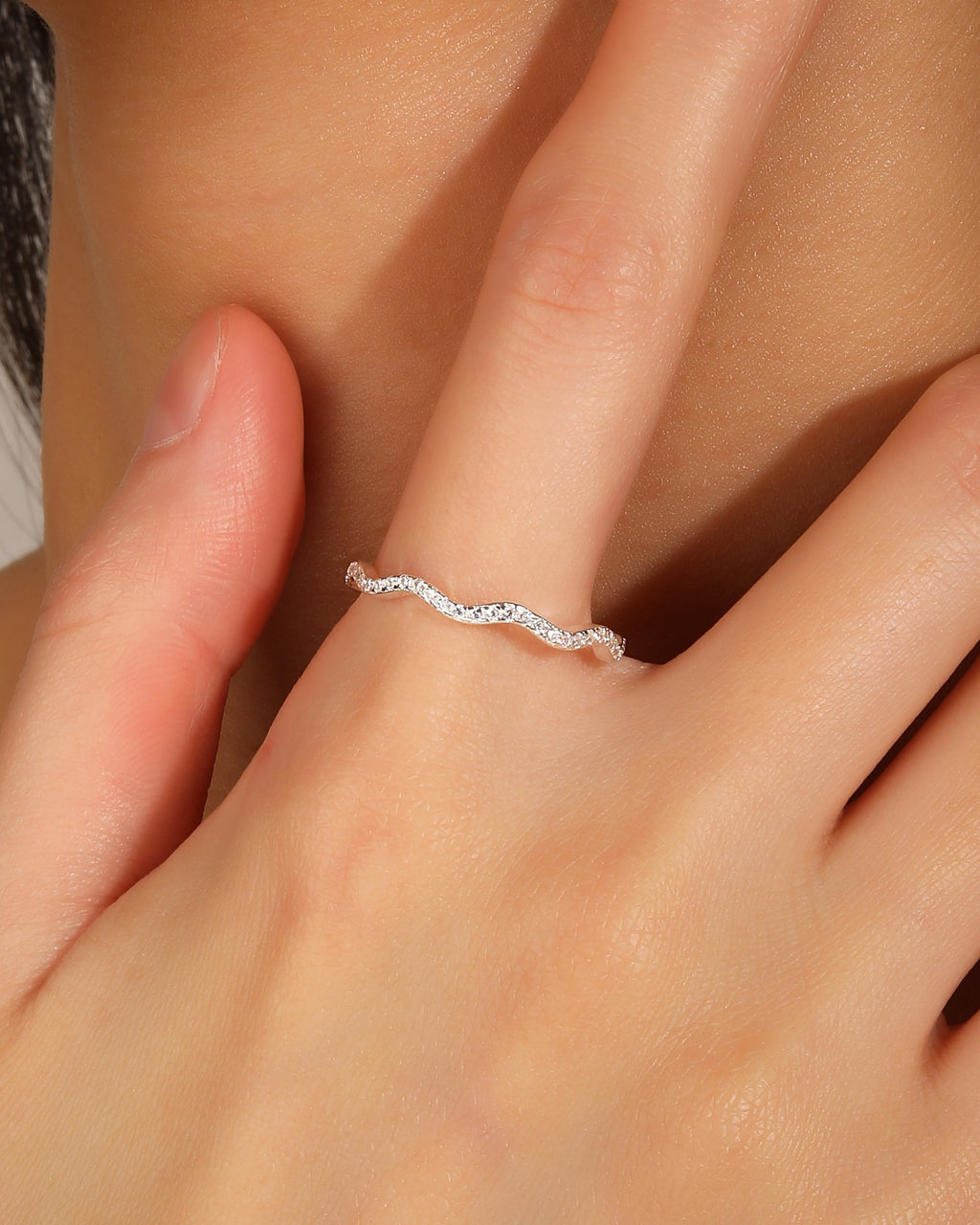Churumbela de ondas con circonia blanca en plateado talla