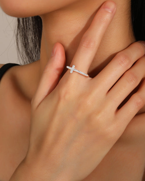 Anillo ajustable de Cruz con circonia blanca en plateado