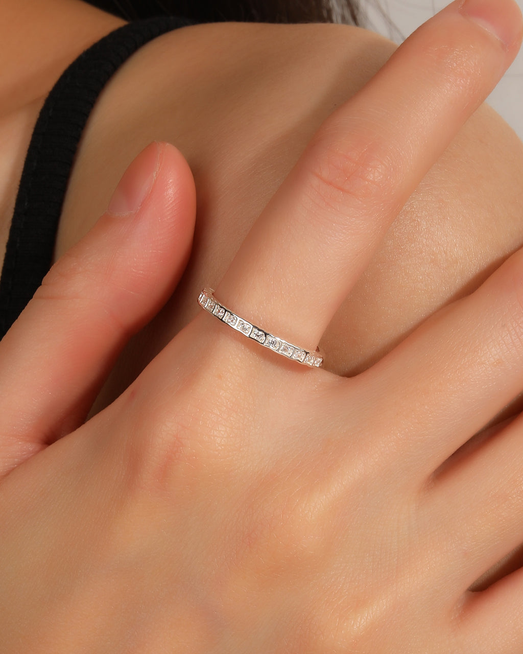 Anillo ajustable de linea con circonia blanco en plateado