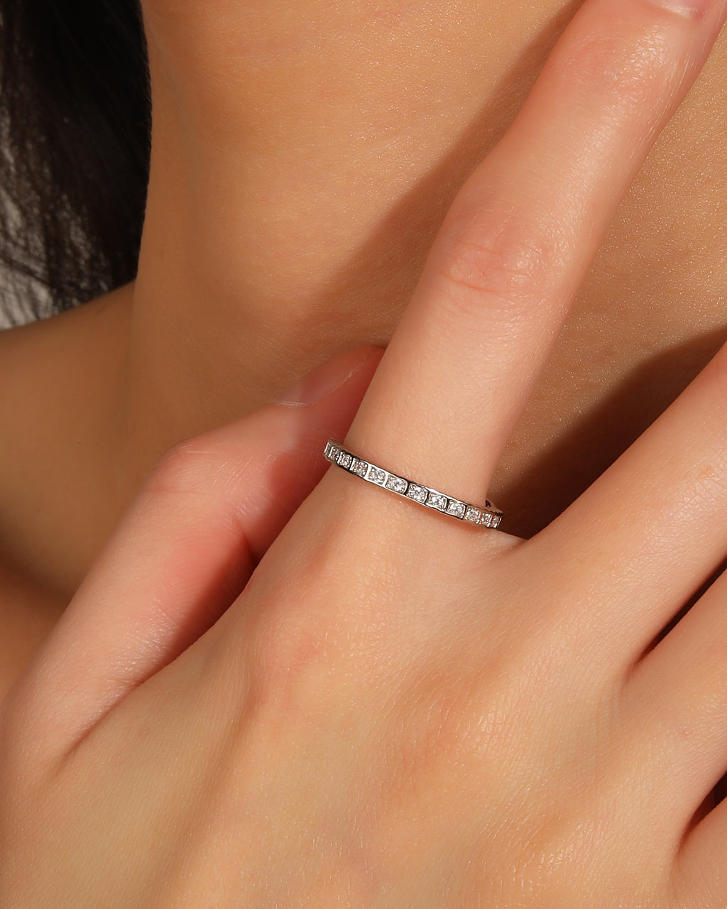 Anillo ajustable de linea con circonia blanco en rodizado
