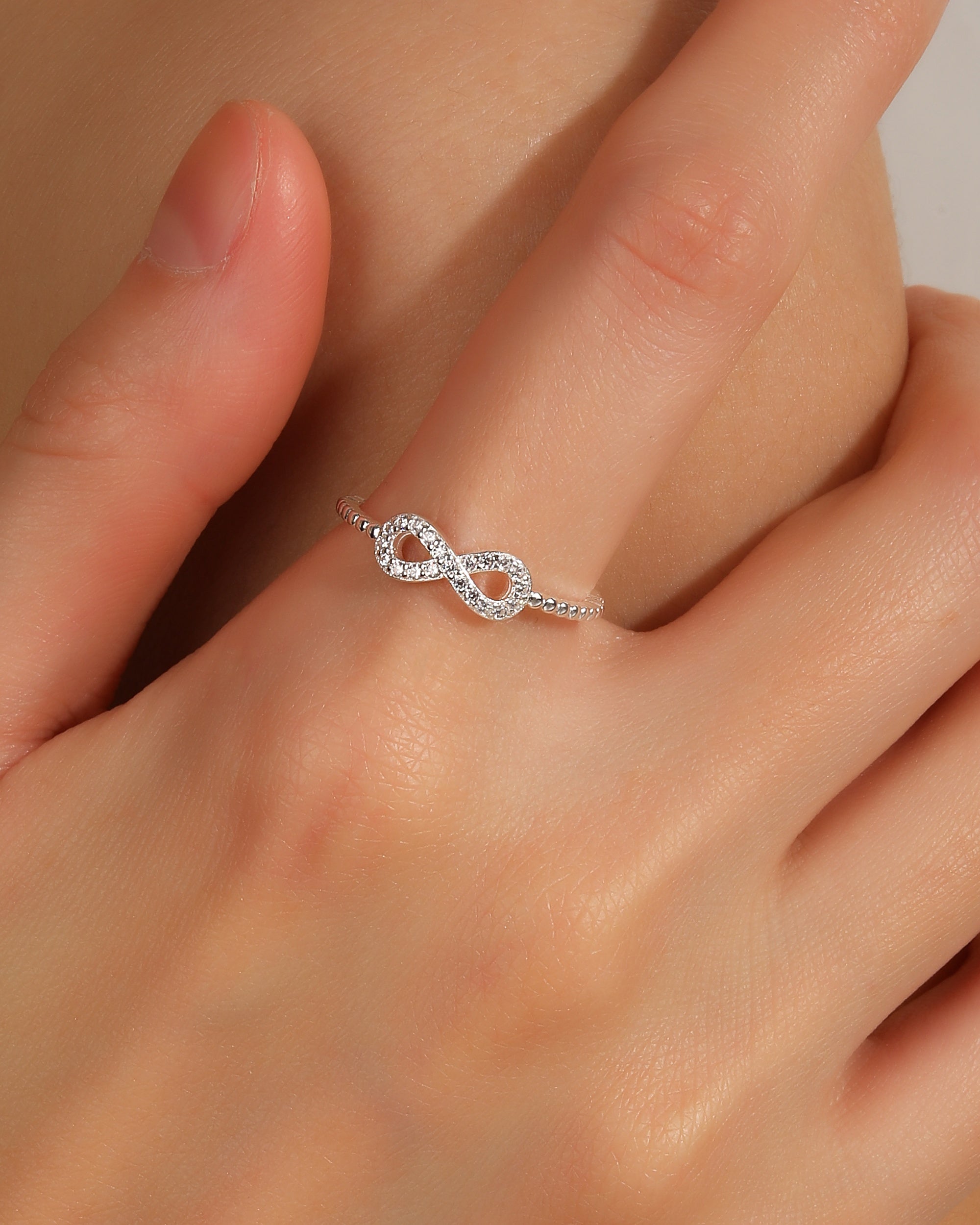 Anillo ajustable de infinito con circonia blanco en plateado