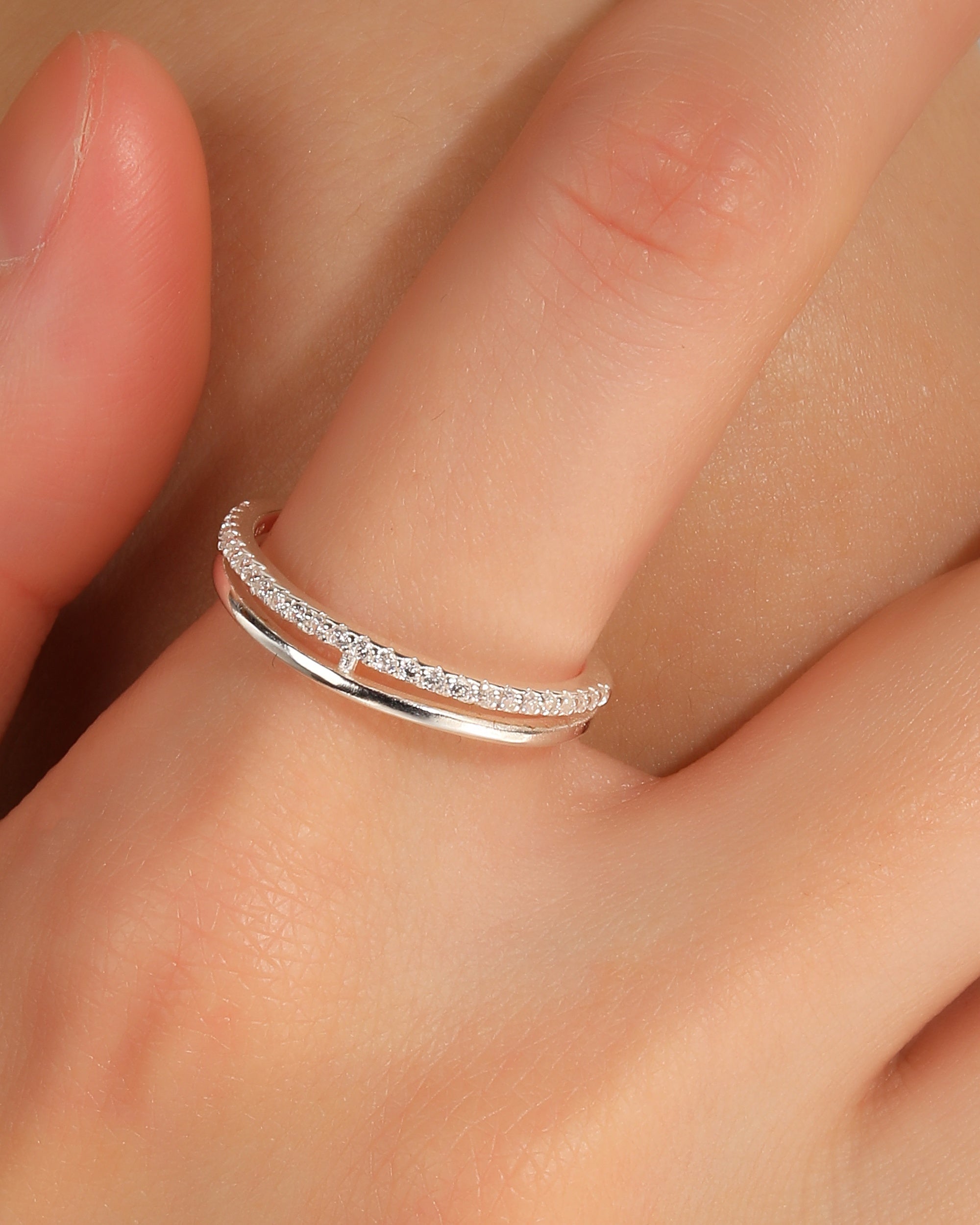 Anillo ajustable de linea con circonia blanca en plateado