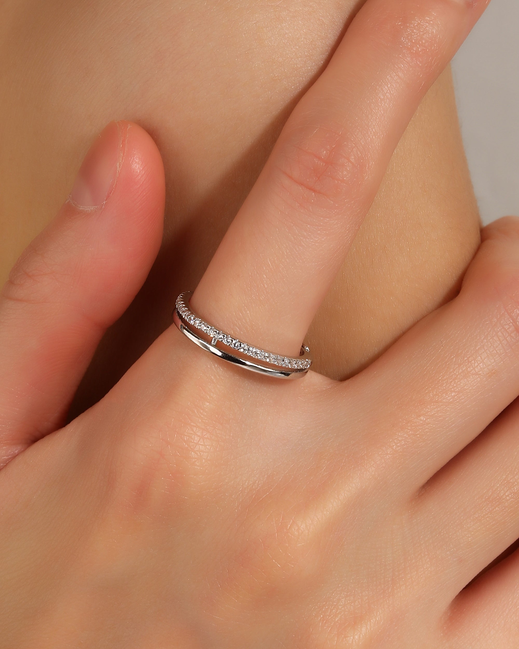 Anillo ajustable de linea con circonia blanca en rodizado