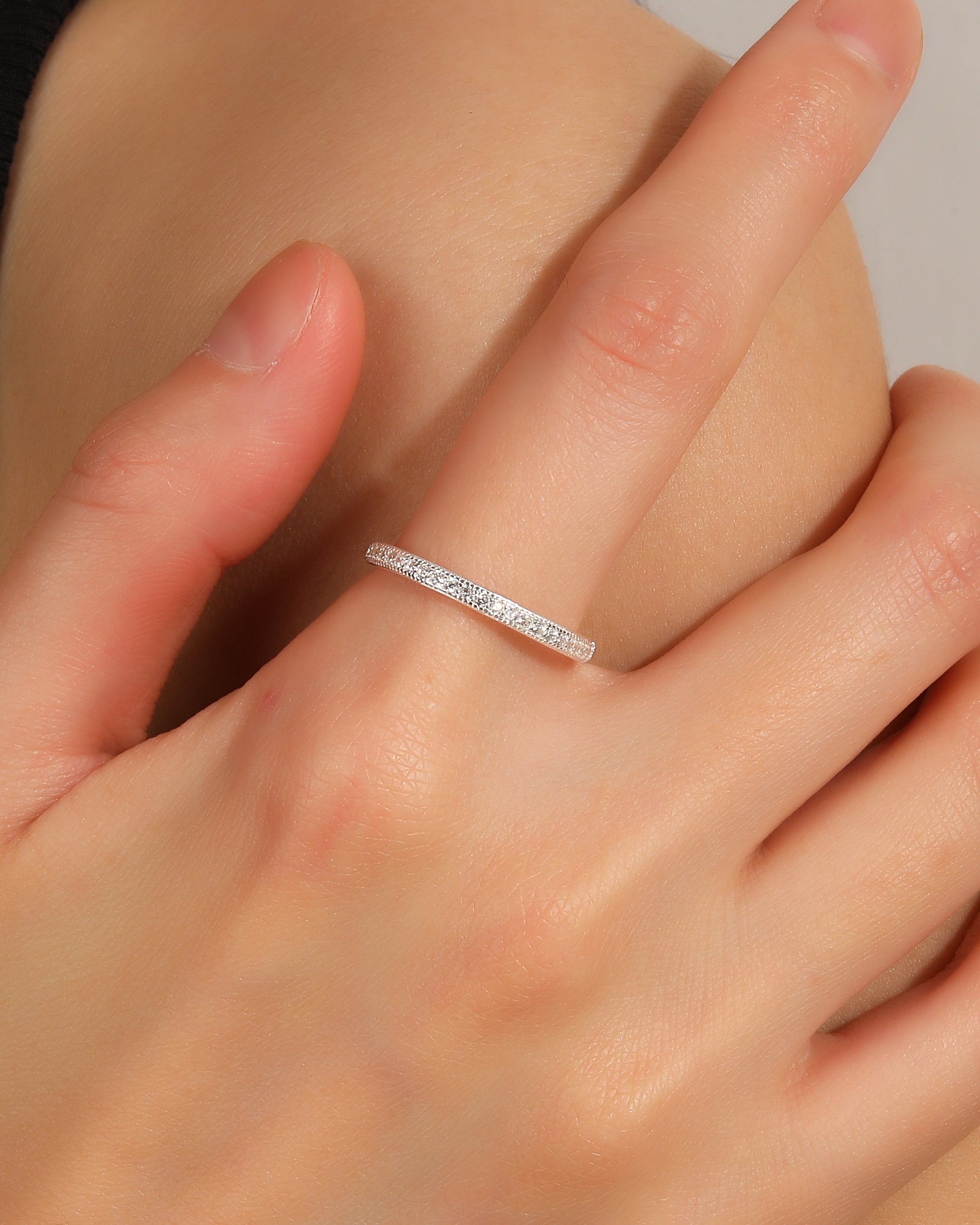 Anillo ajustable de linea con circonia blanca en plateado