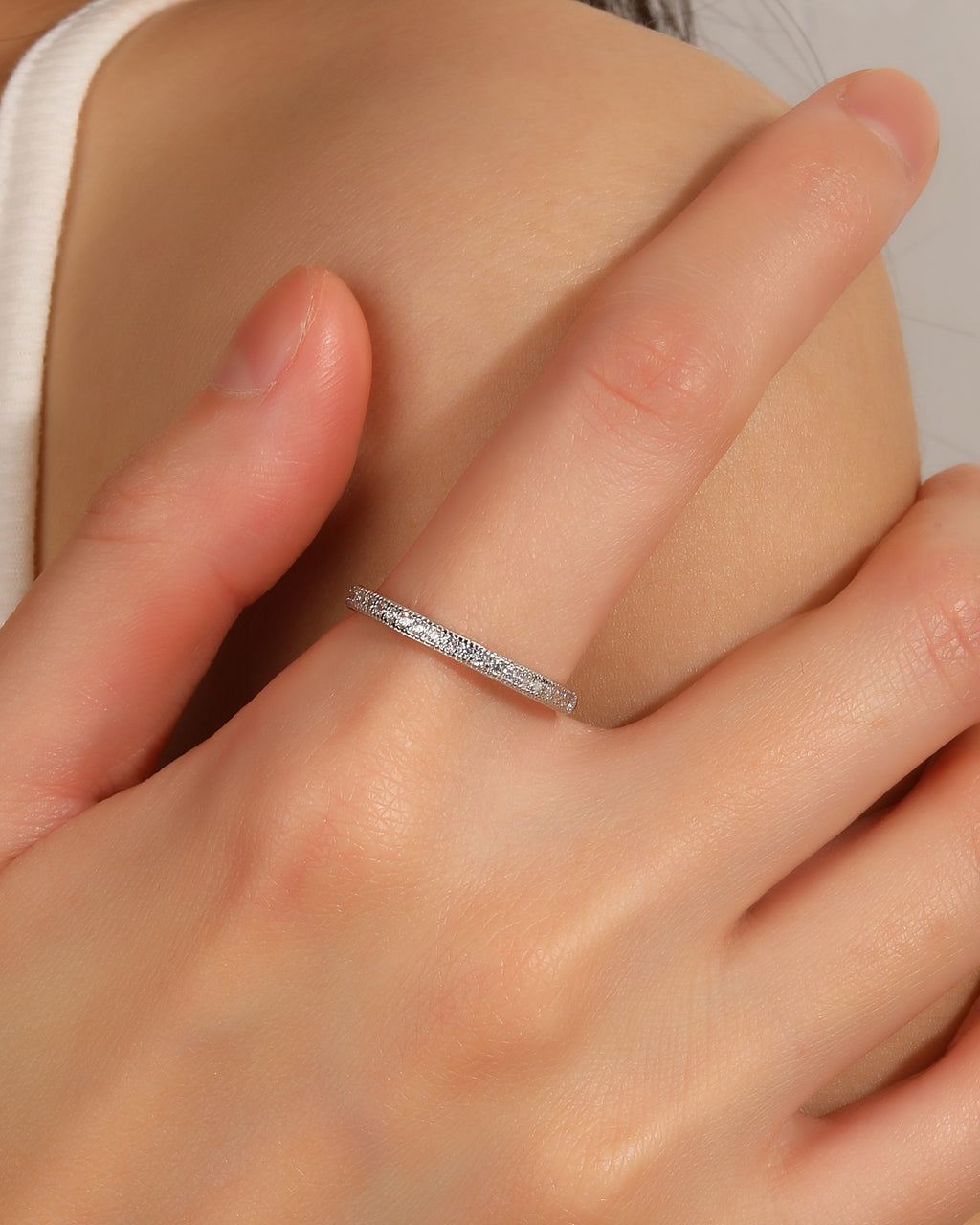 Anillo ajustable de linea con circonia blanca en rodizado