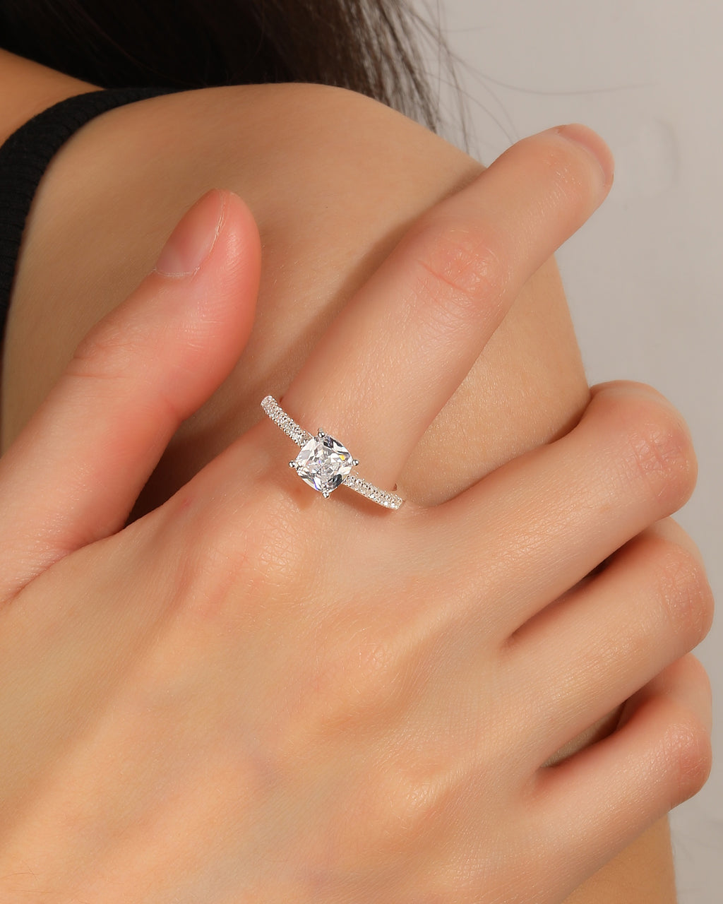 Solitario ajustable con circonia redonda blanca en plateado
