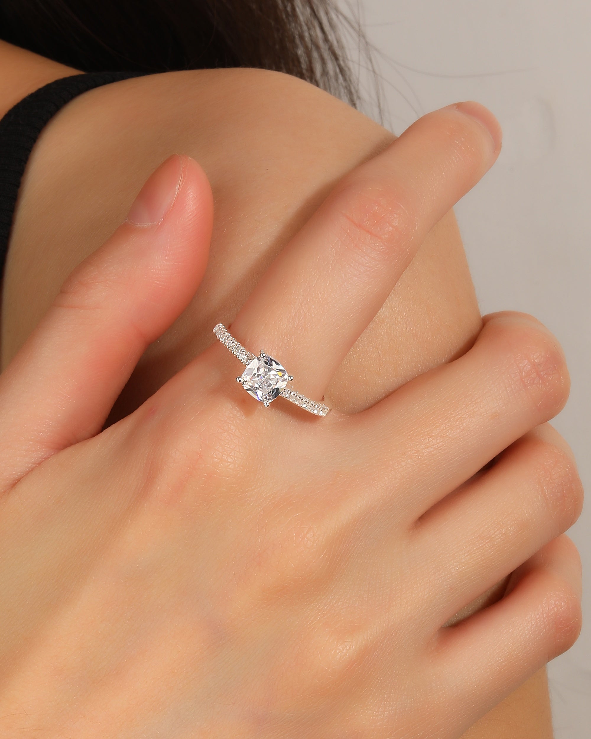 Solitario ajustable con circonia redonda blanca en plateado