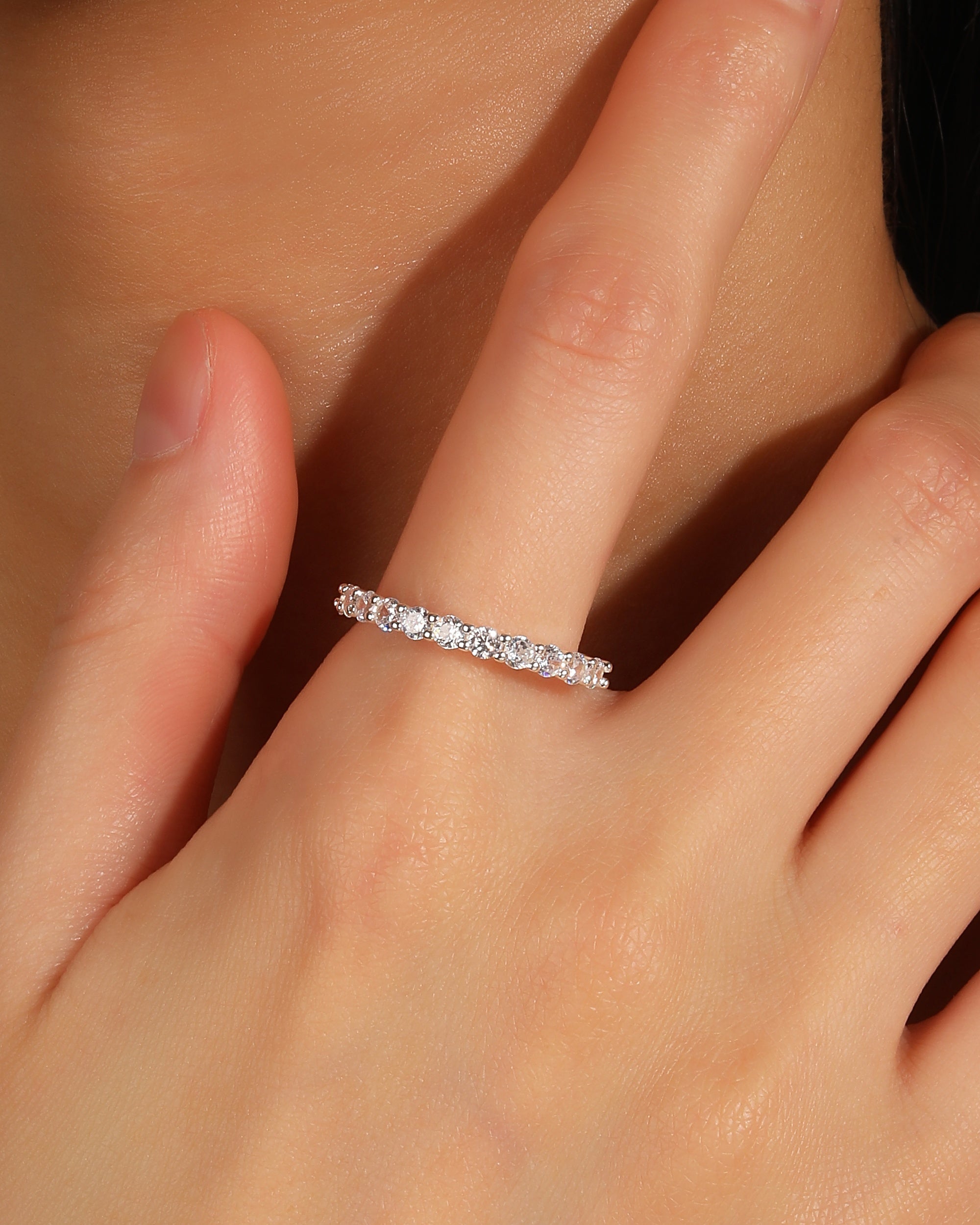 Anillo ajustable de linea con circonia blanca en plateado