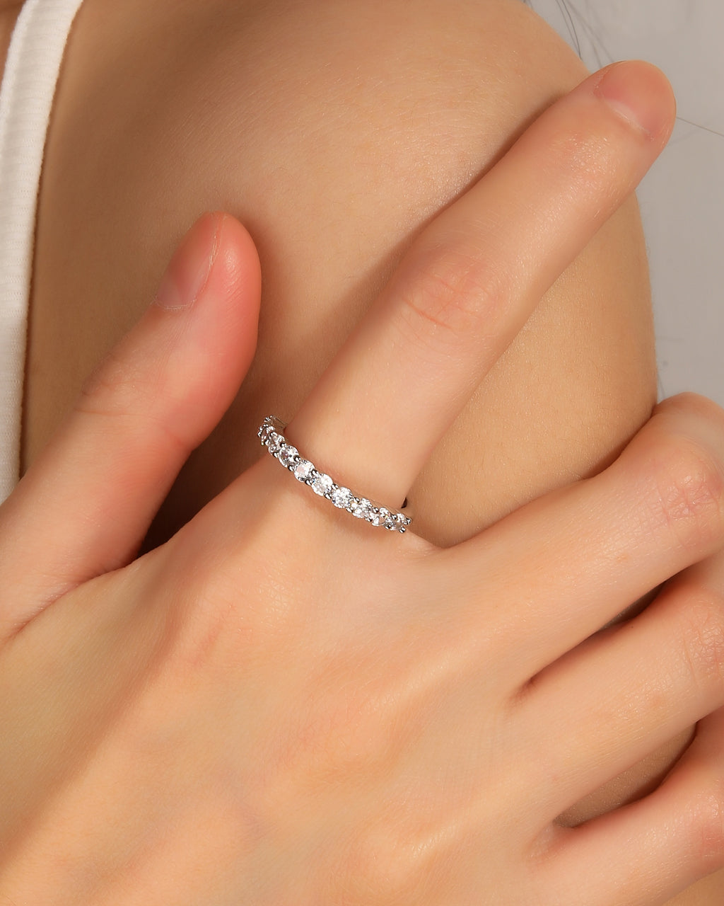 Anillo ajustable de linea con circonia blanca en rodizado