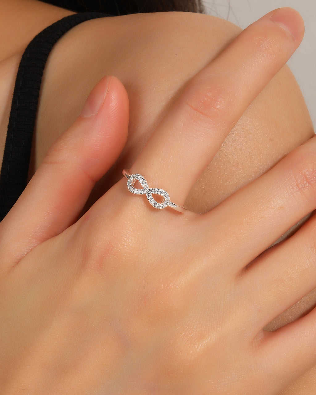 Anillo ajustable de infinito con circonia blanca en plateado