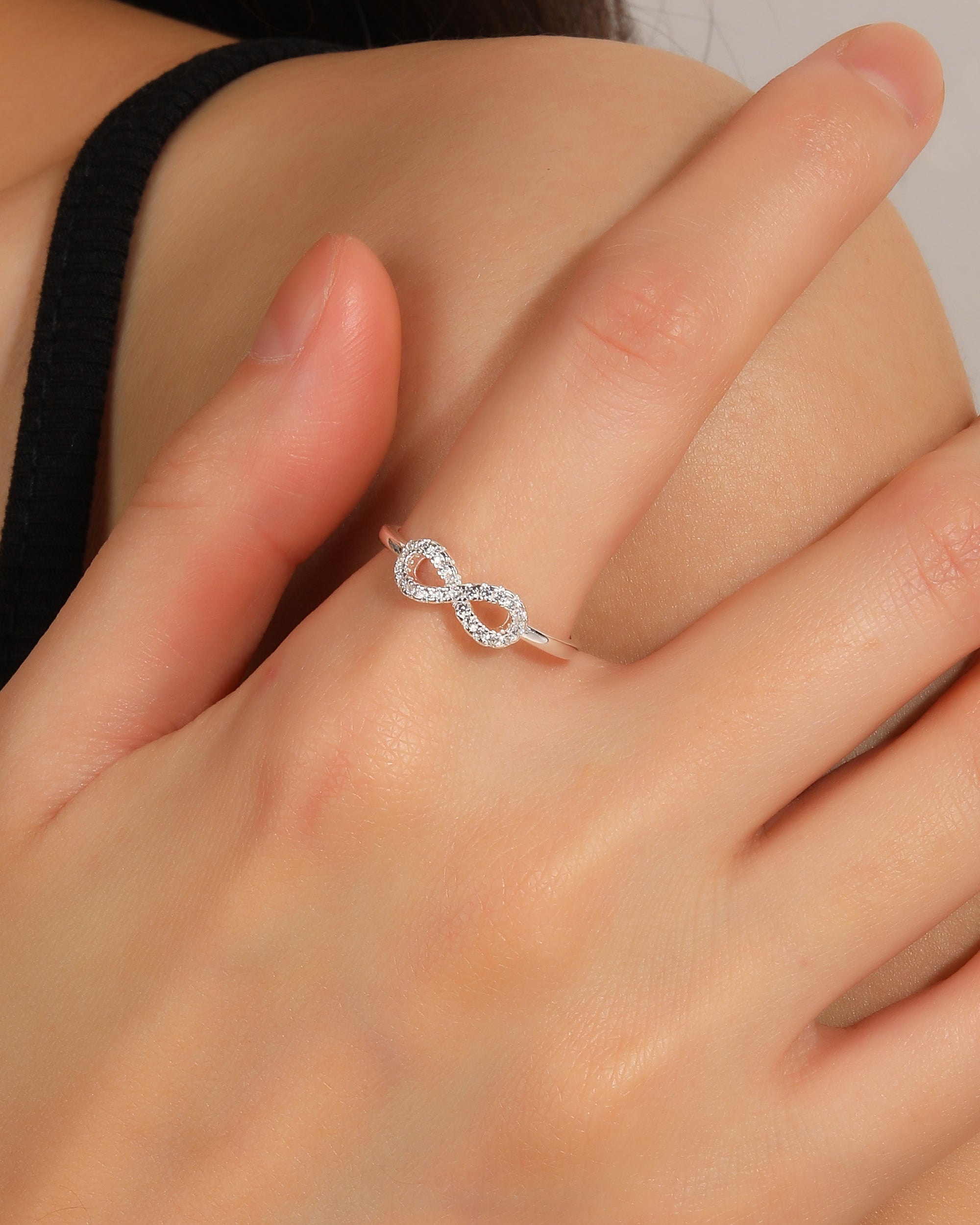 Anillo ajustable de infinito con circonia blanca en plateado