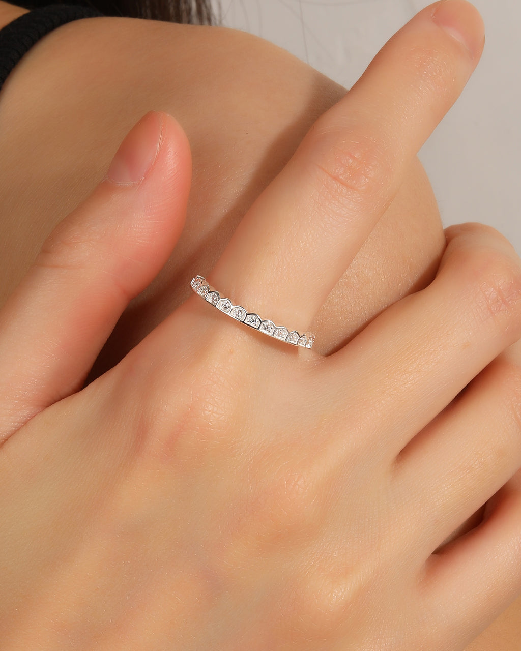 Anillo ajustable de linea con circonia blanco en plateado