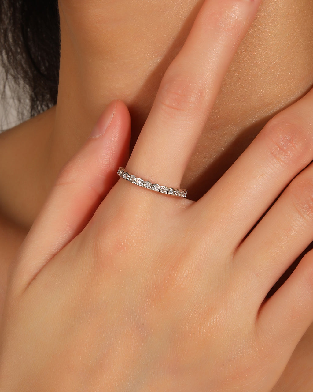 Anillo ajustable de linea con circonia blanco en rodizado