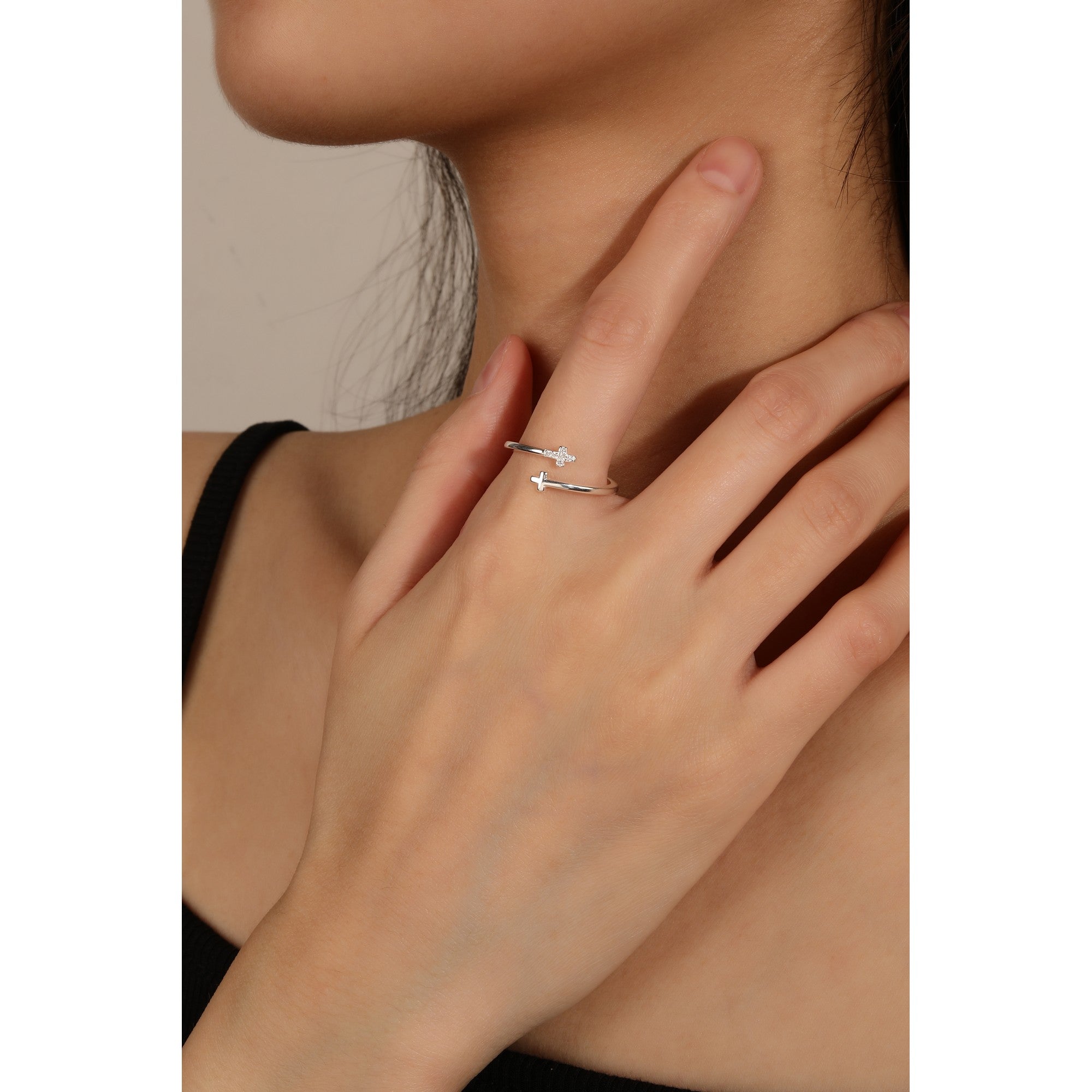 Anillo bypass de cruces con circonia blanca en plateado