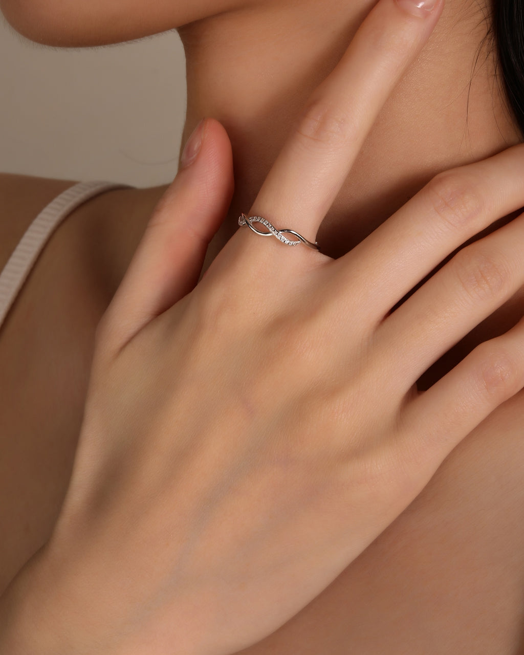 Anillo ajustable con curvas entrelazadas con circonia en rodizado
