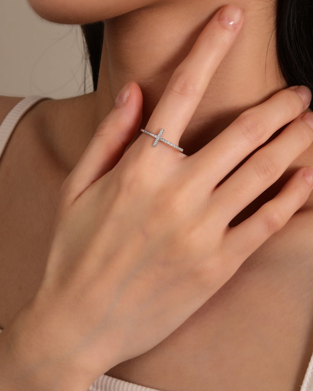 Anillo ajustable de Cruz con microcirconias pave en rodizado
