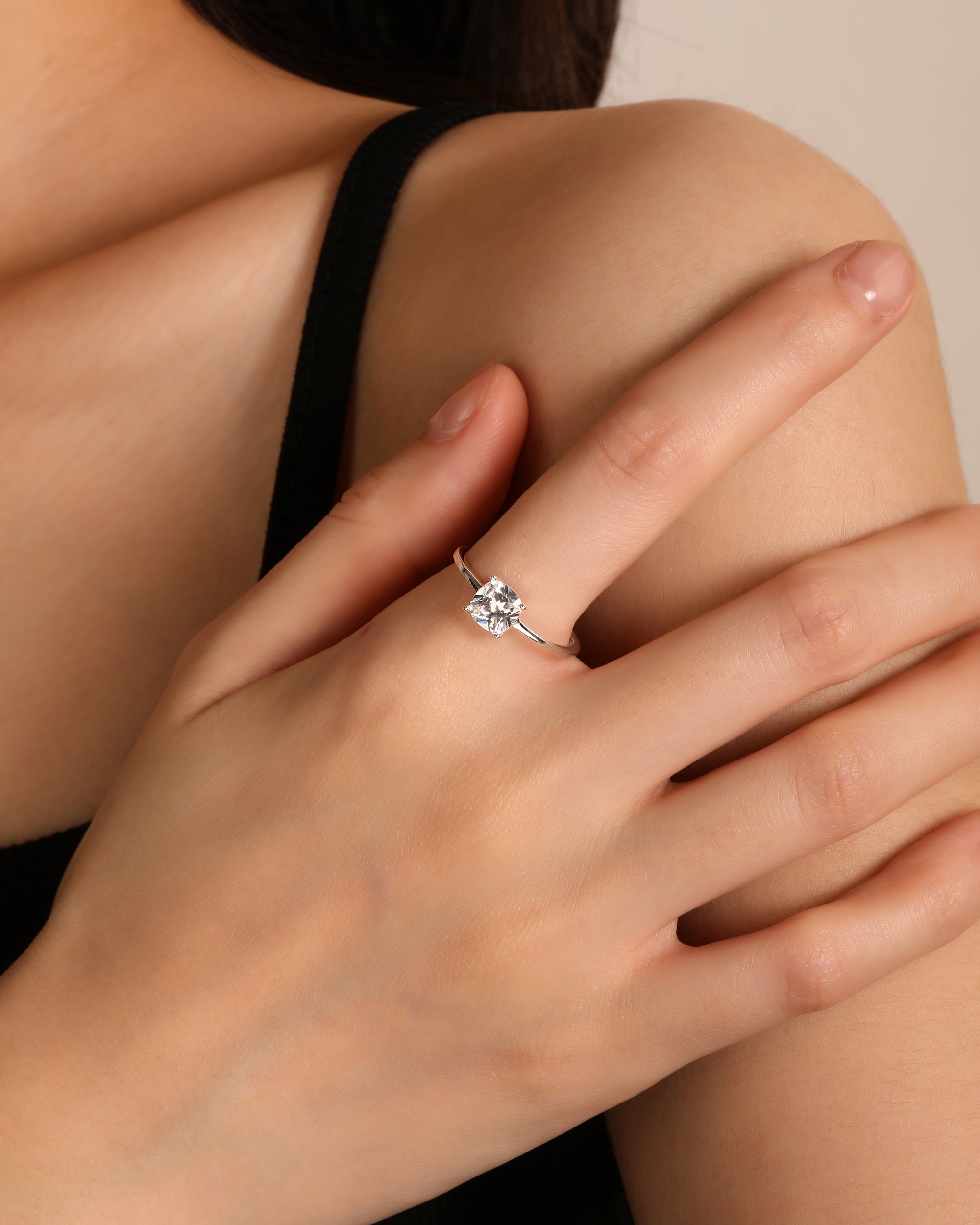 Solitario ajustable con circonia cuadrada blanca en plateado