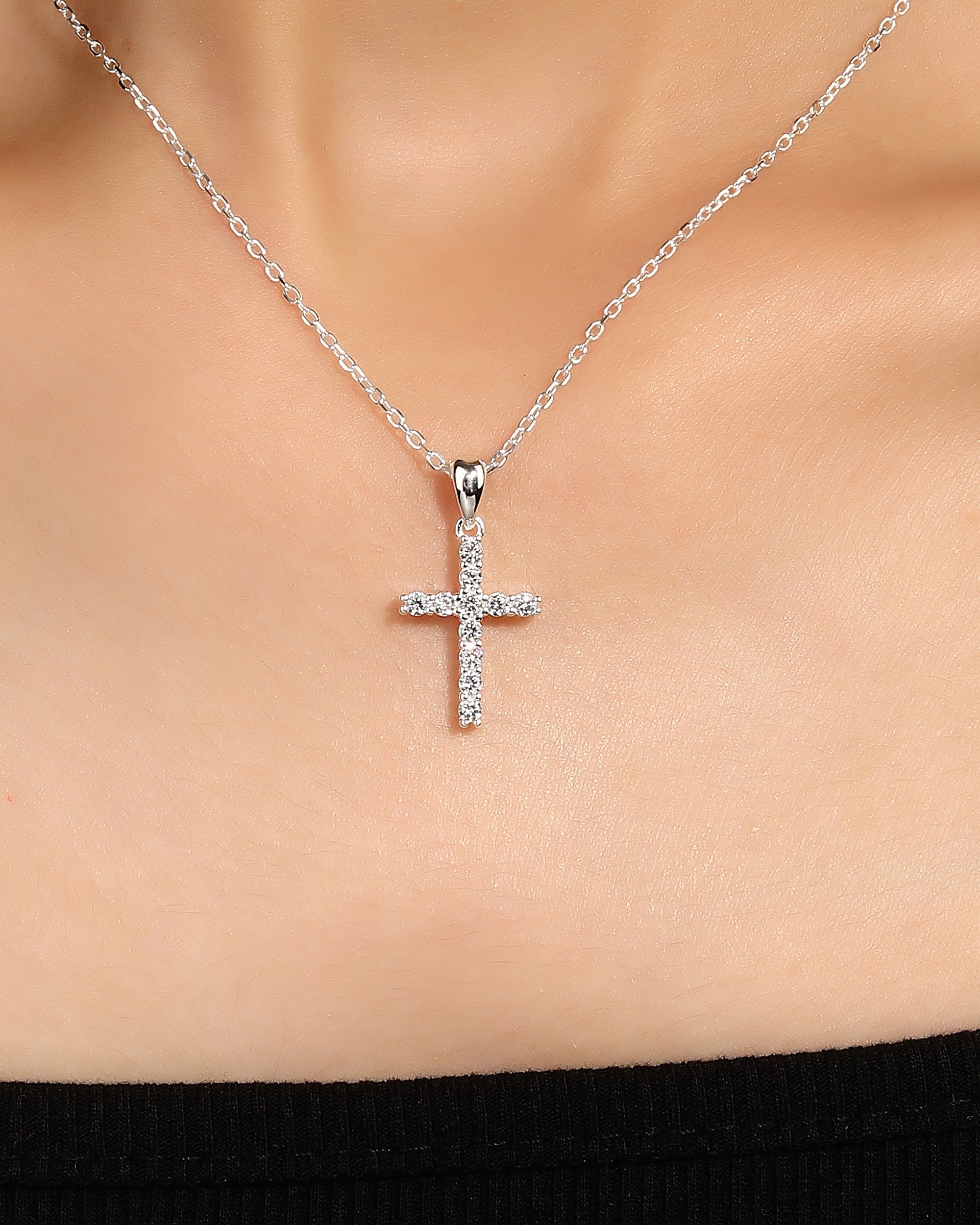 Collar de cruz con circonia blanca de 45+5cm en plateado