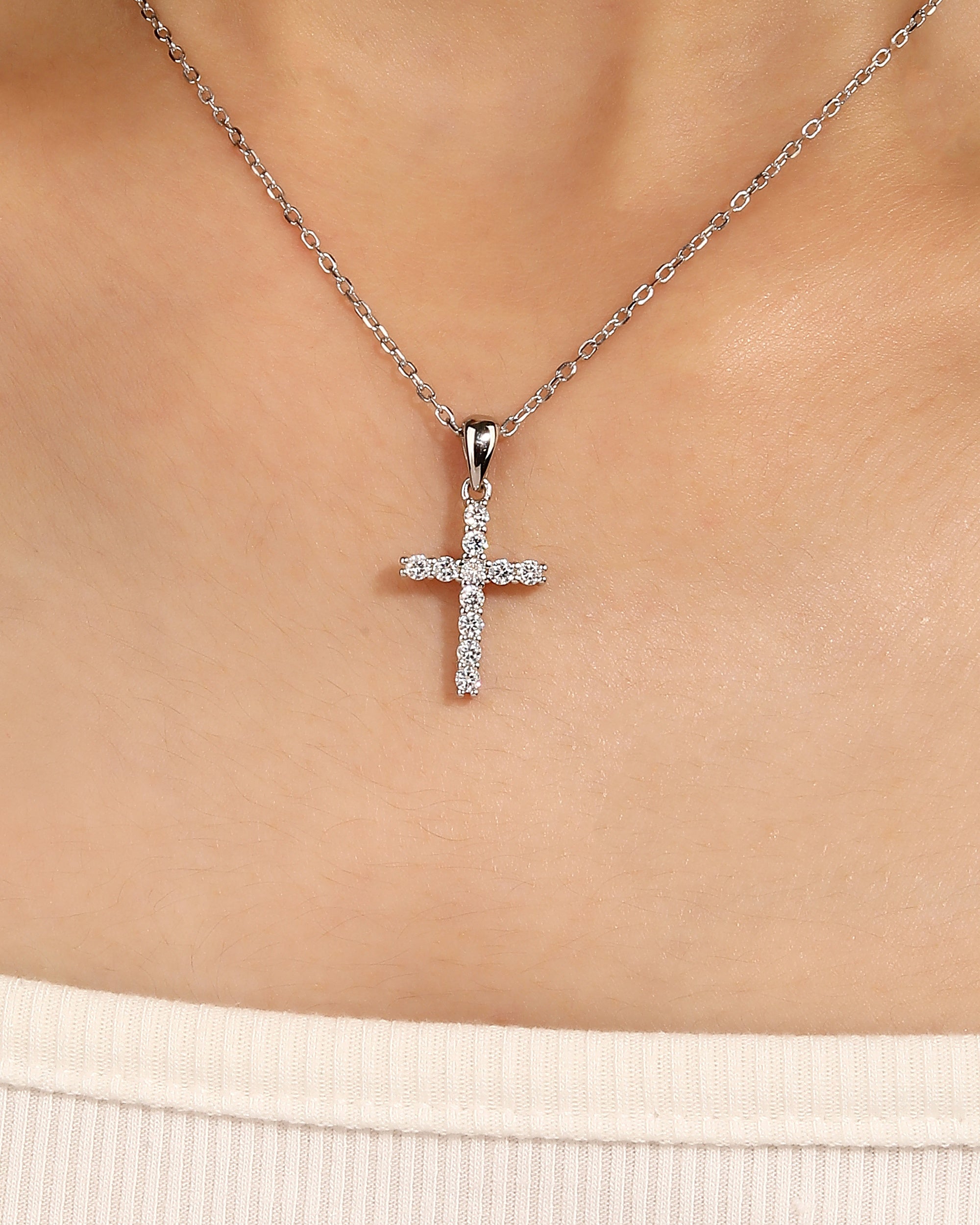 Collar de cruz con circonia blanca 45+5cm en rodizado