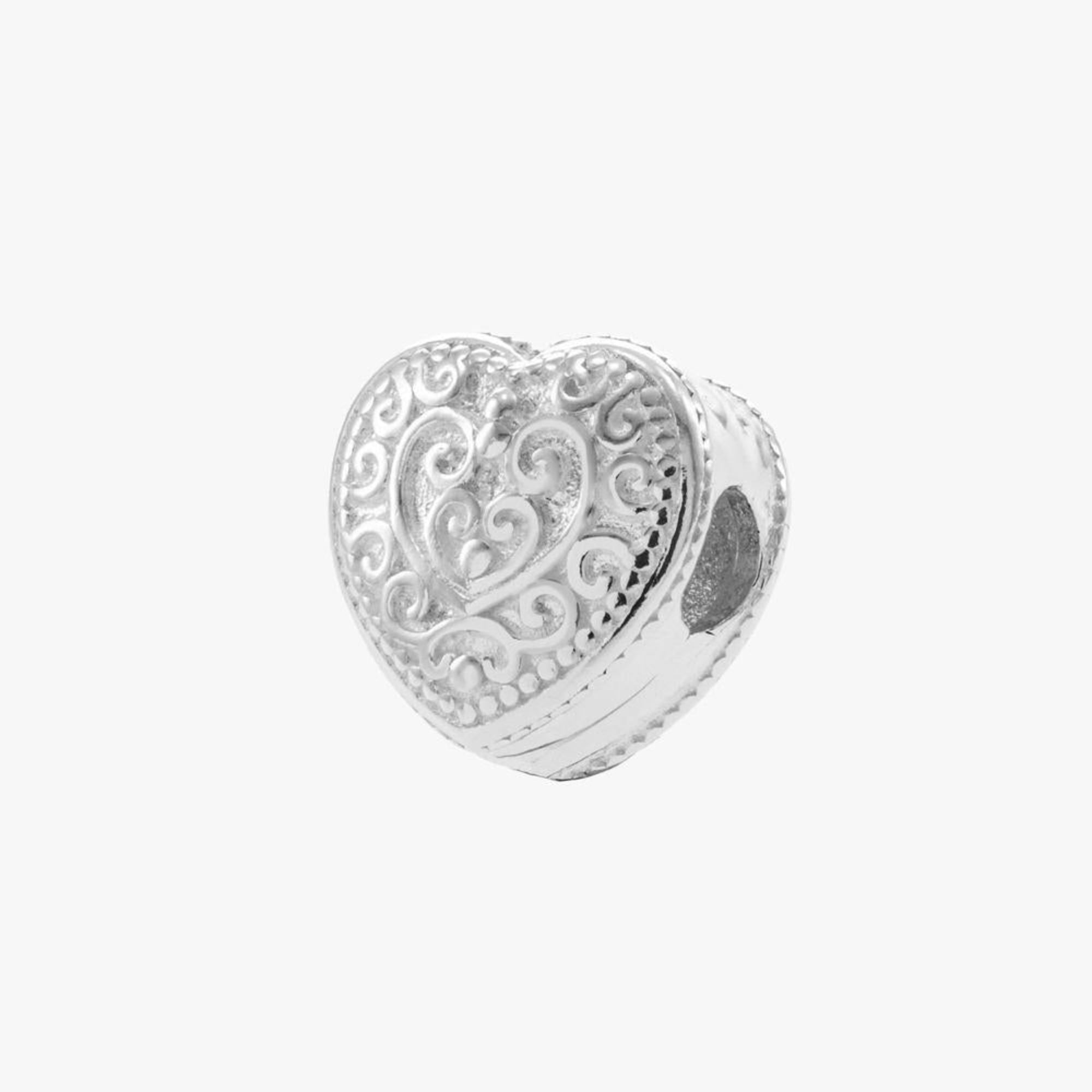 Charm separador de corazon decorado en plateado