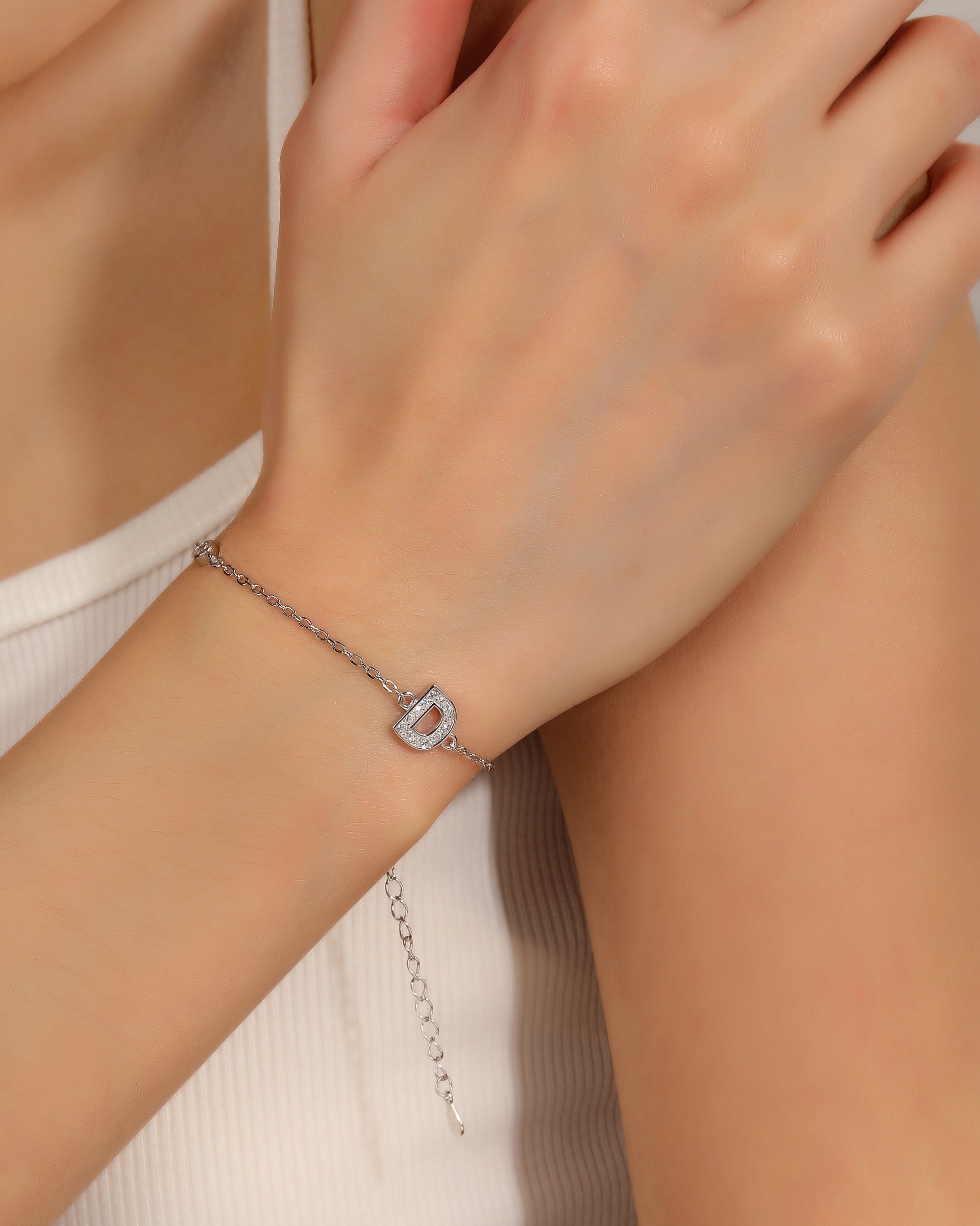 Pulsera de letra con circonia 17+3cm blanca en rodizado