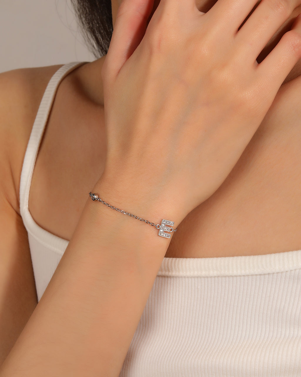 Pulsera de letra con circonia 17+3cm blanca en rodizado