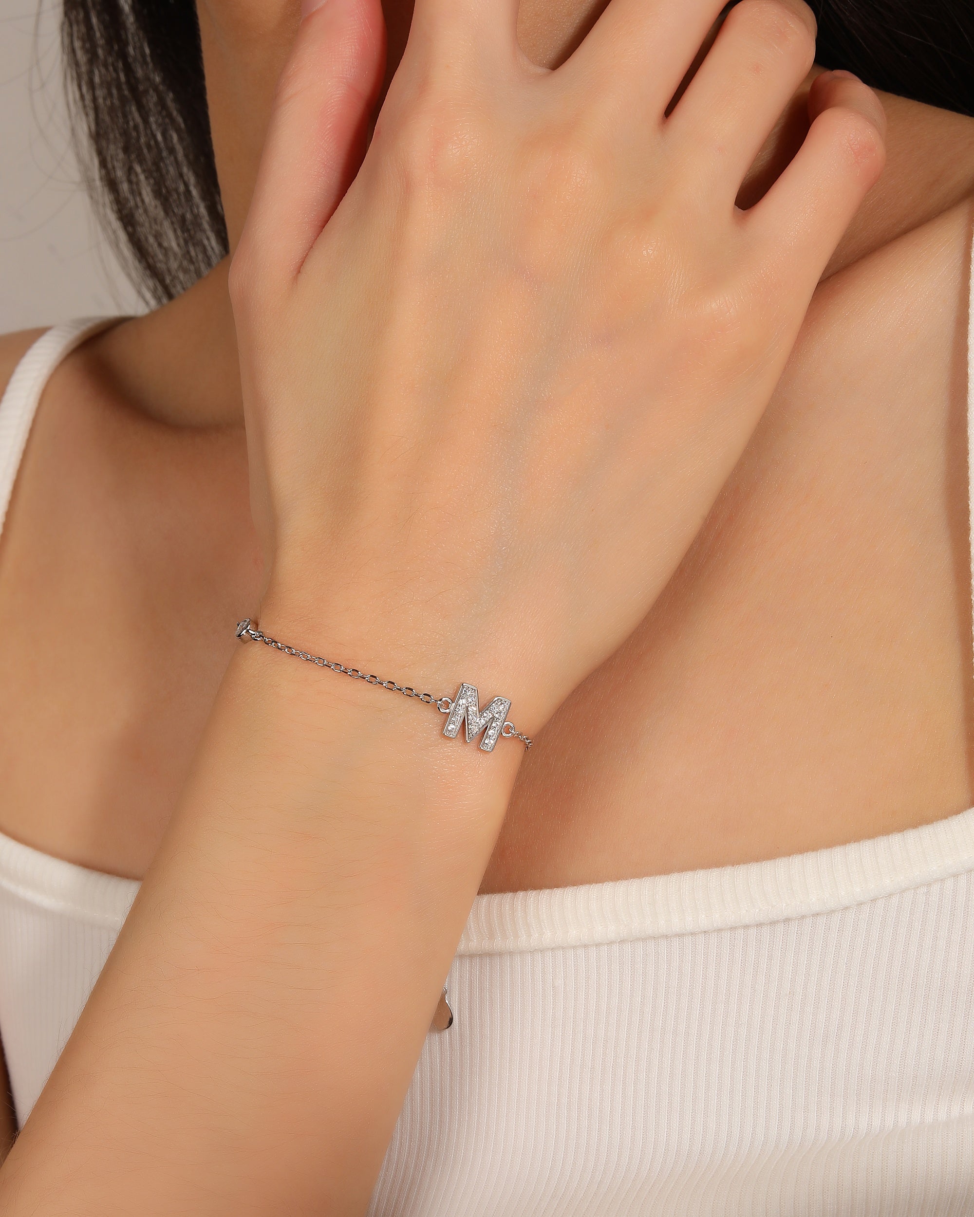 Pulsera de letra con circonia 17+3cm blanca en rodizado