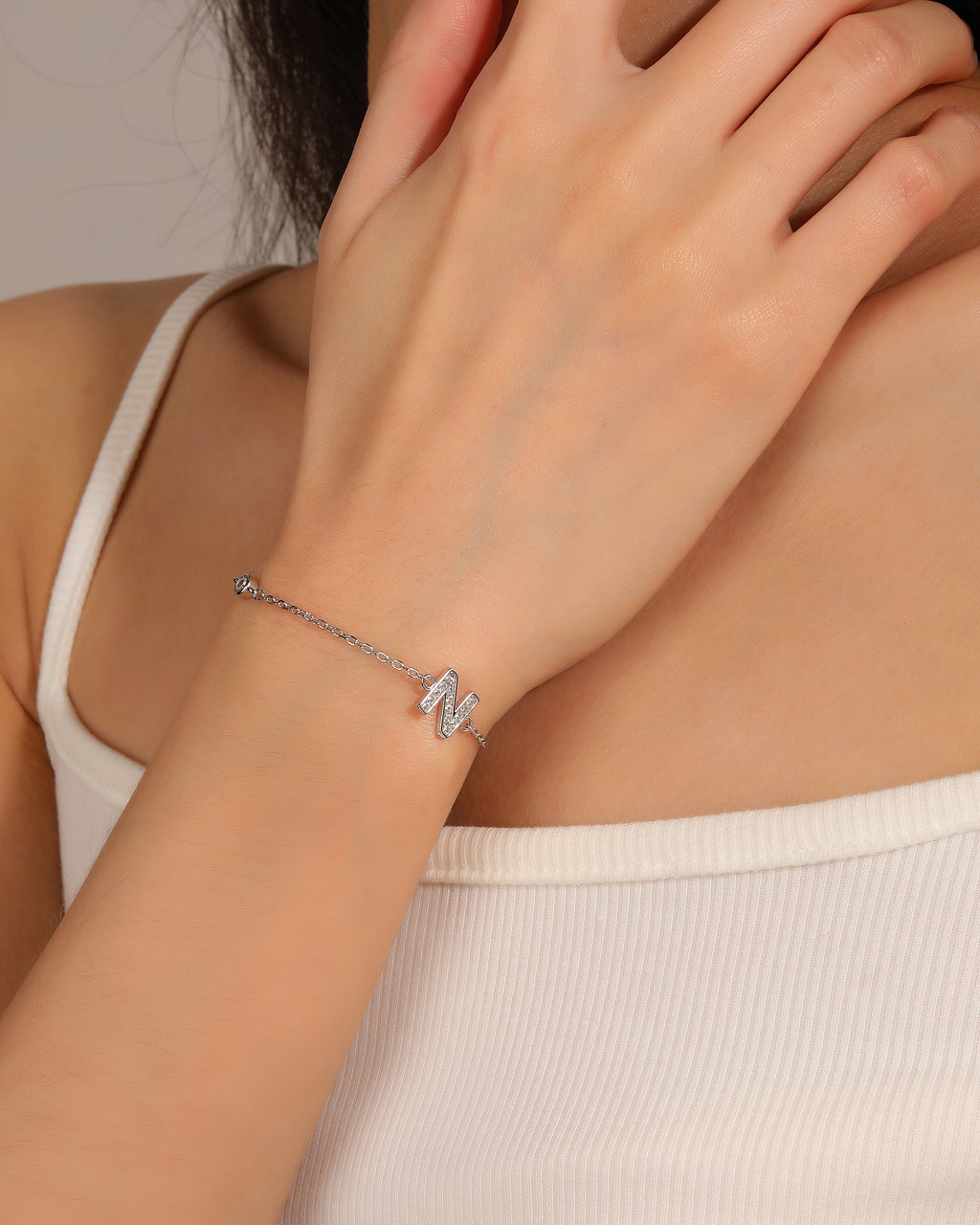 Pulsera de letra con circonia 17+3cm blanca en rodizado