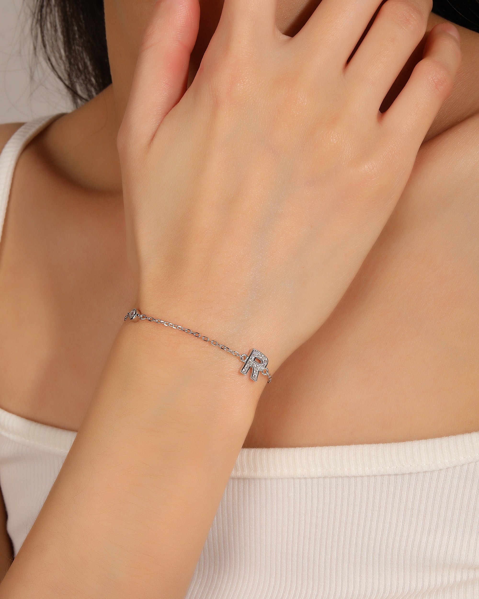 Pulsera de letra con circonia 17+3cm blanca en rodizado