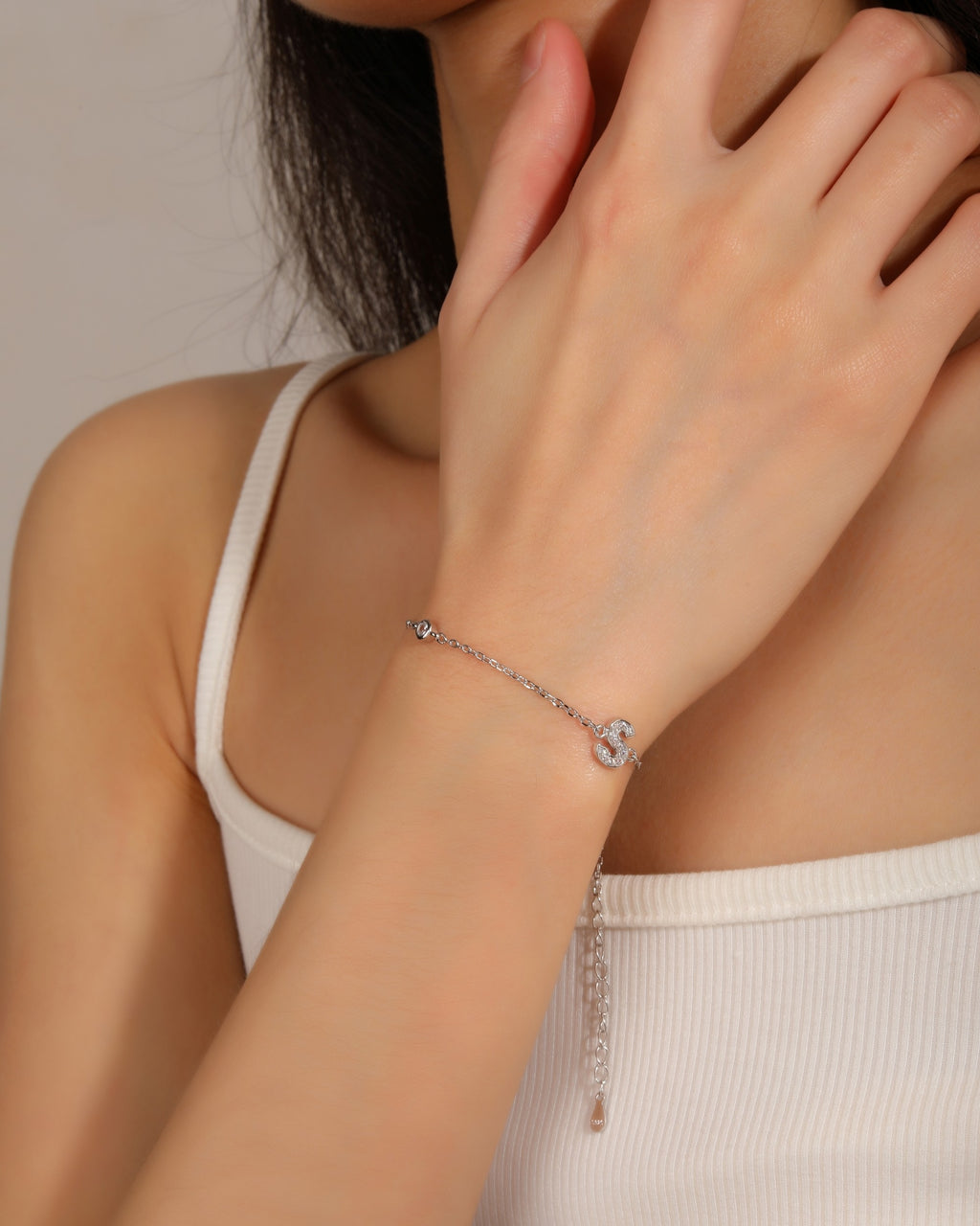 Pulsera de letra con circonia 17+3cm blanca en rodizado