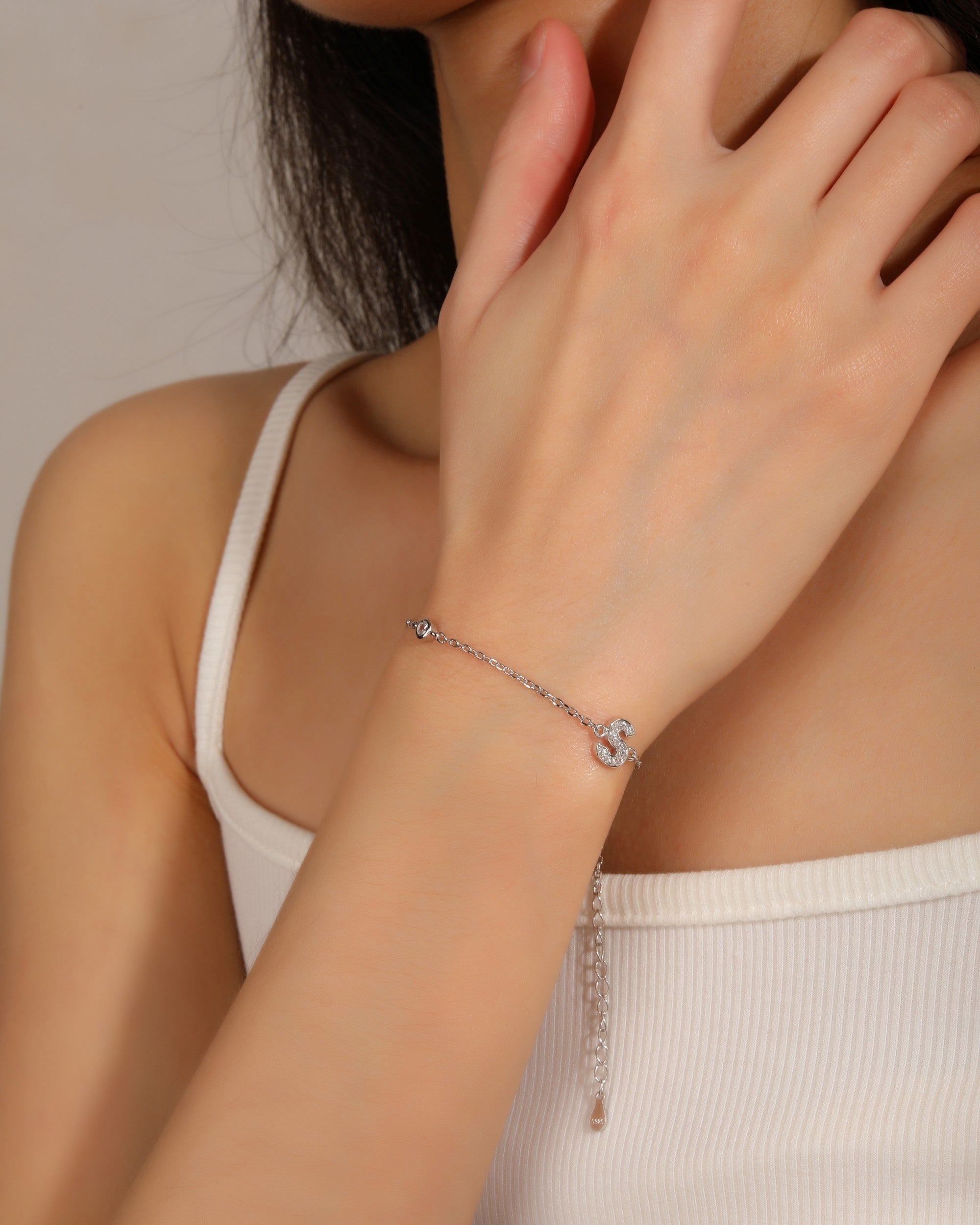 Pulsera de letra con circonia 17+3cm blanca en rodizado