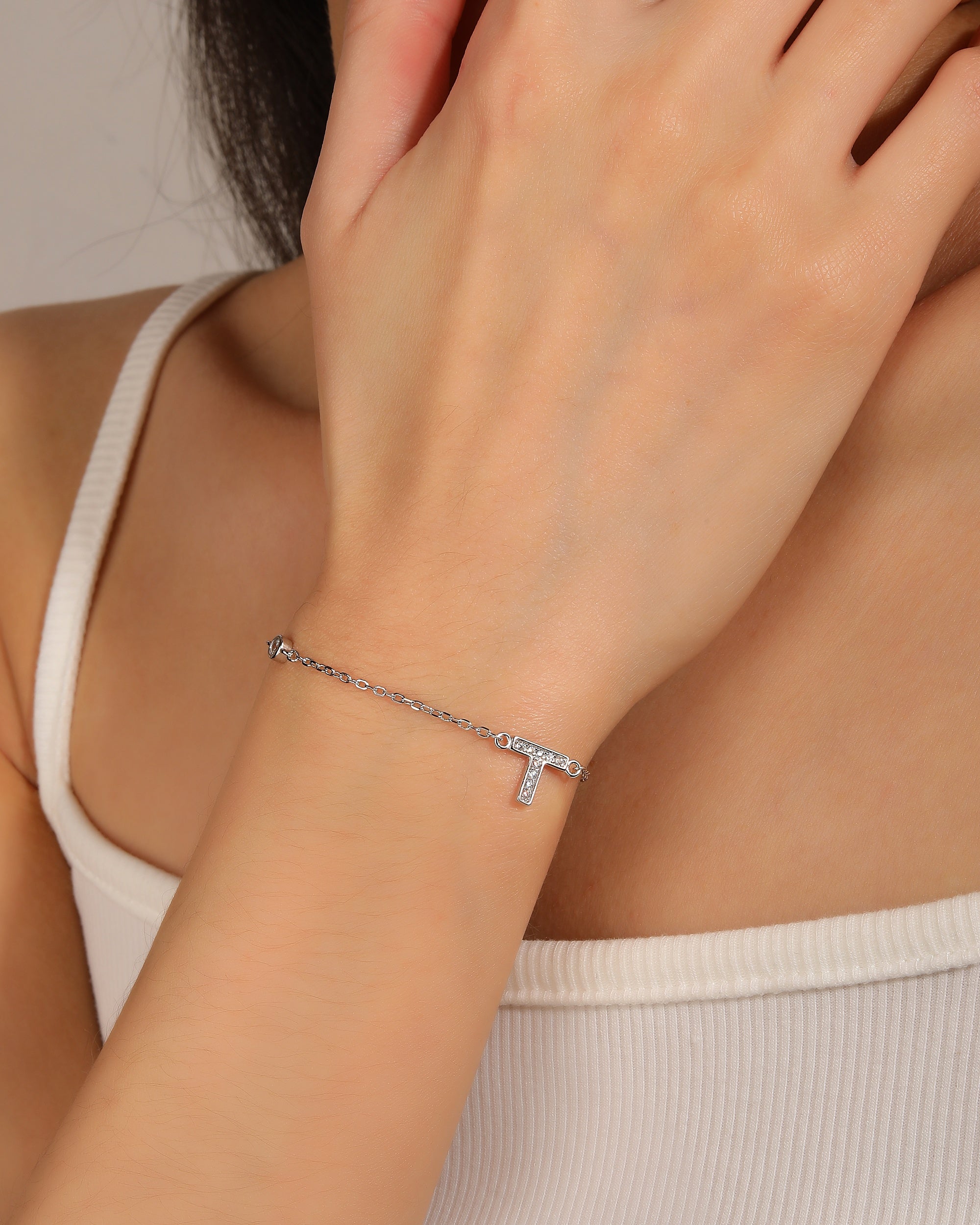 Pulsera de letra con circonia 17+3cm blanca en rodizado