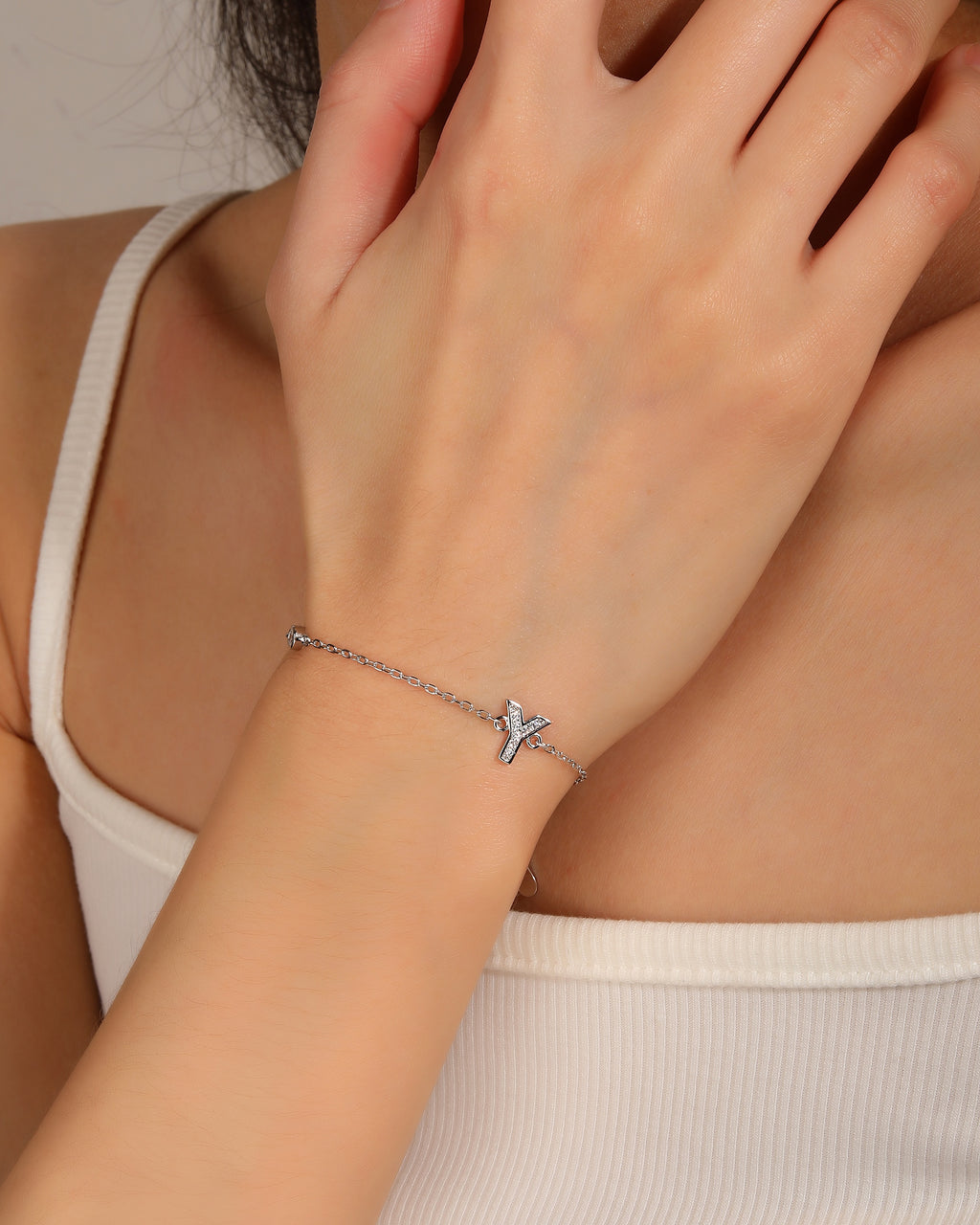Pulsera de letra con circonia 17+3cm blanca en rodizado