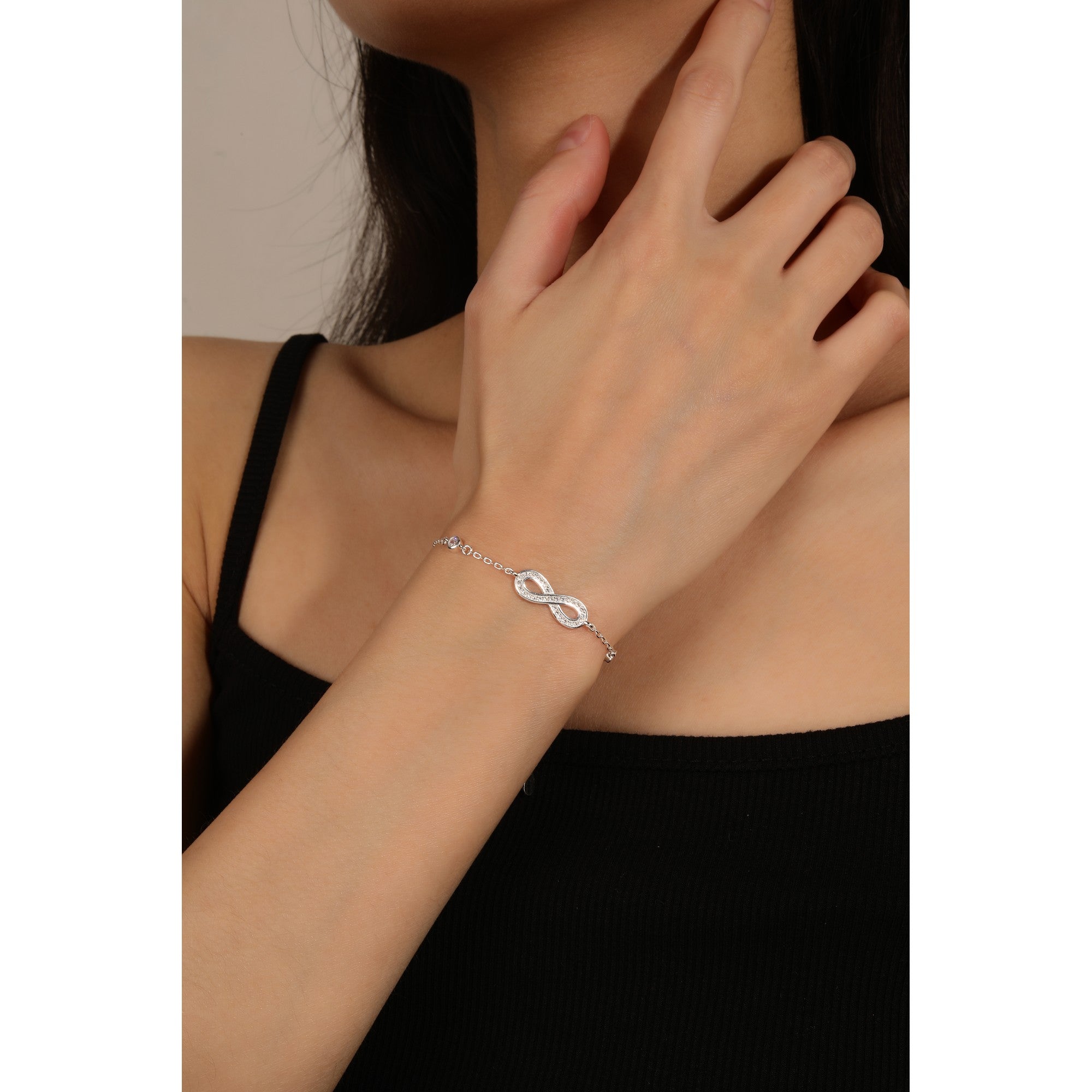 Pulsera sencilla con infinito y circonias biceladas blancas en rodizado