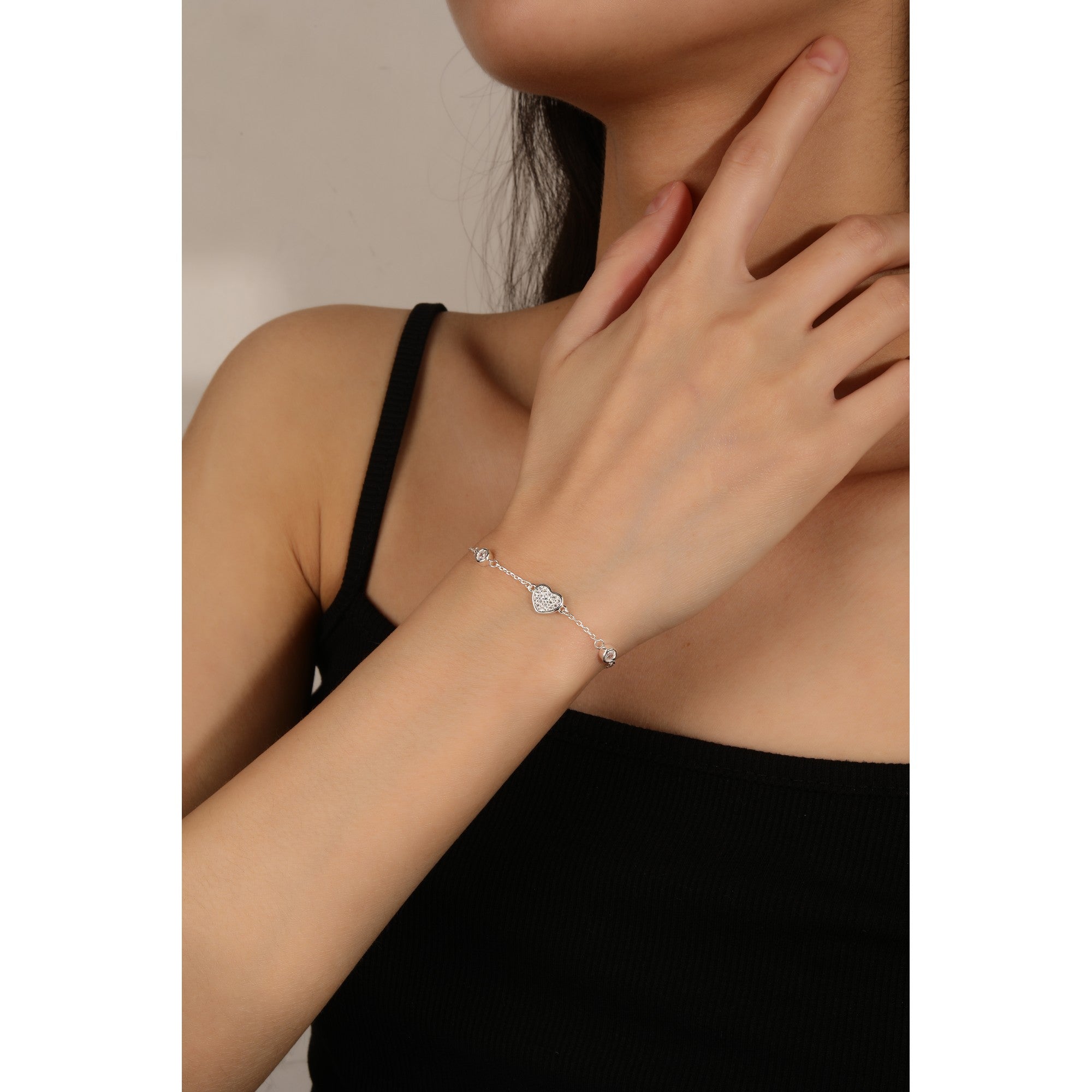 Pulsera sencilla de corazon y circonias bicelados en plateado