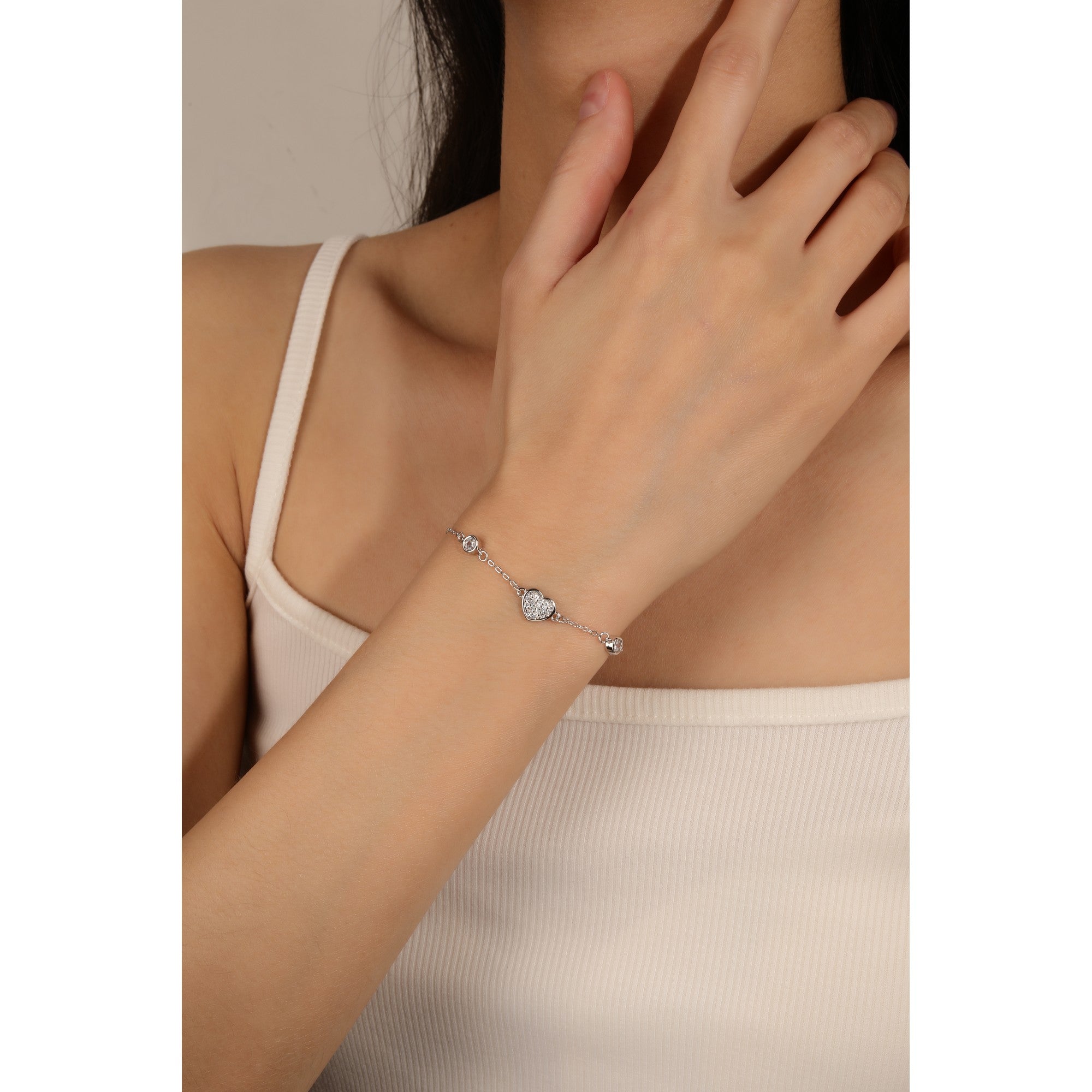 Pulsera sencilla de corazon y circonias bicelados en rodizado