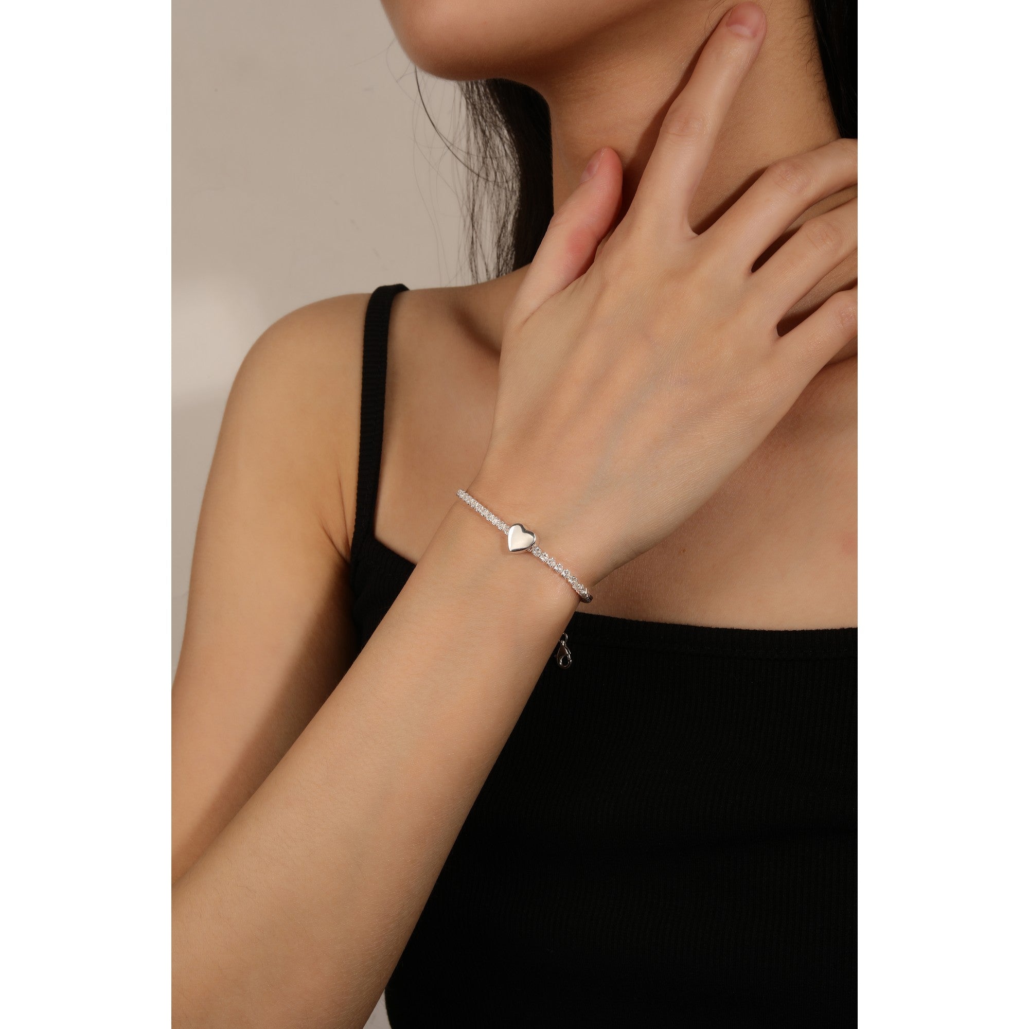 Pulsera de tenis con pasador de corazon liso y circonias blancas en plateado