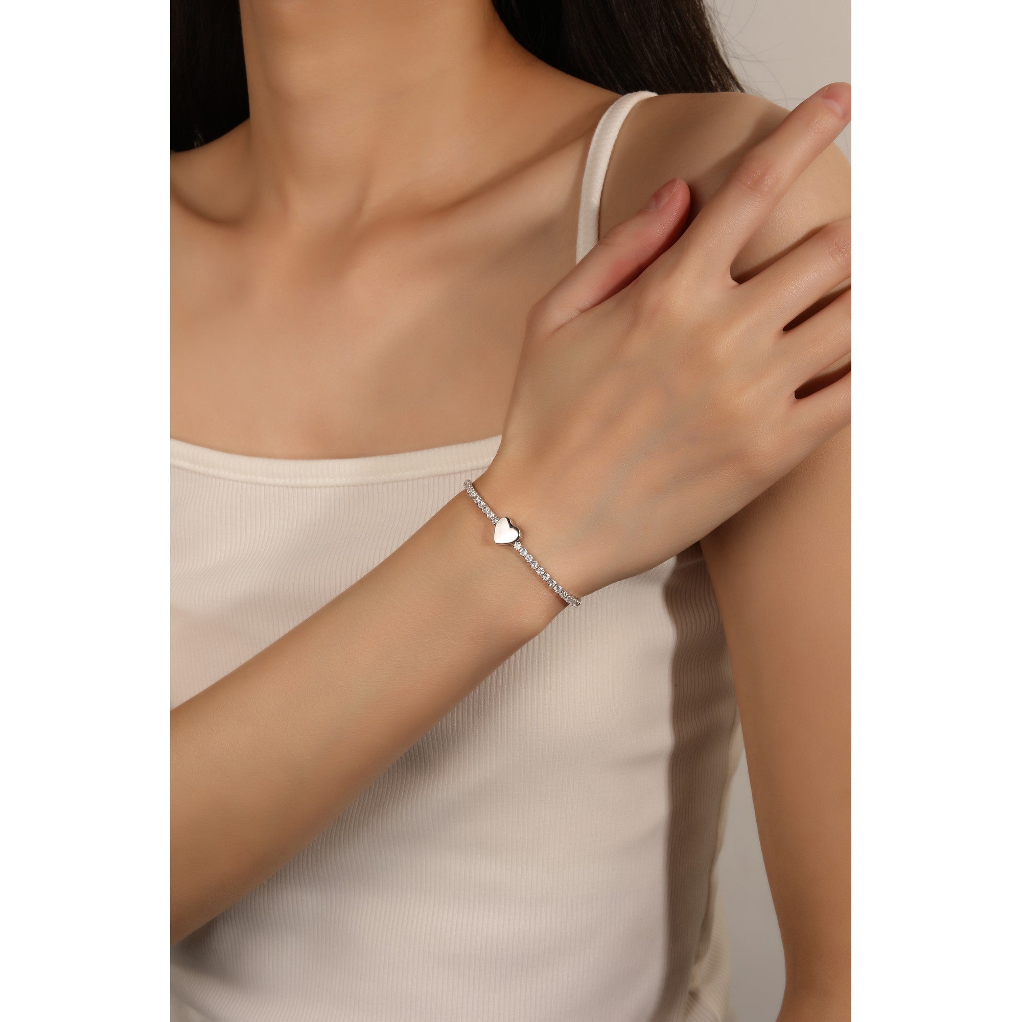 Pulsera de tenis con pasador de corazon liso y circonias blancas en rodizado