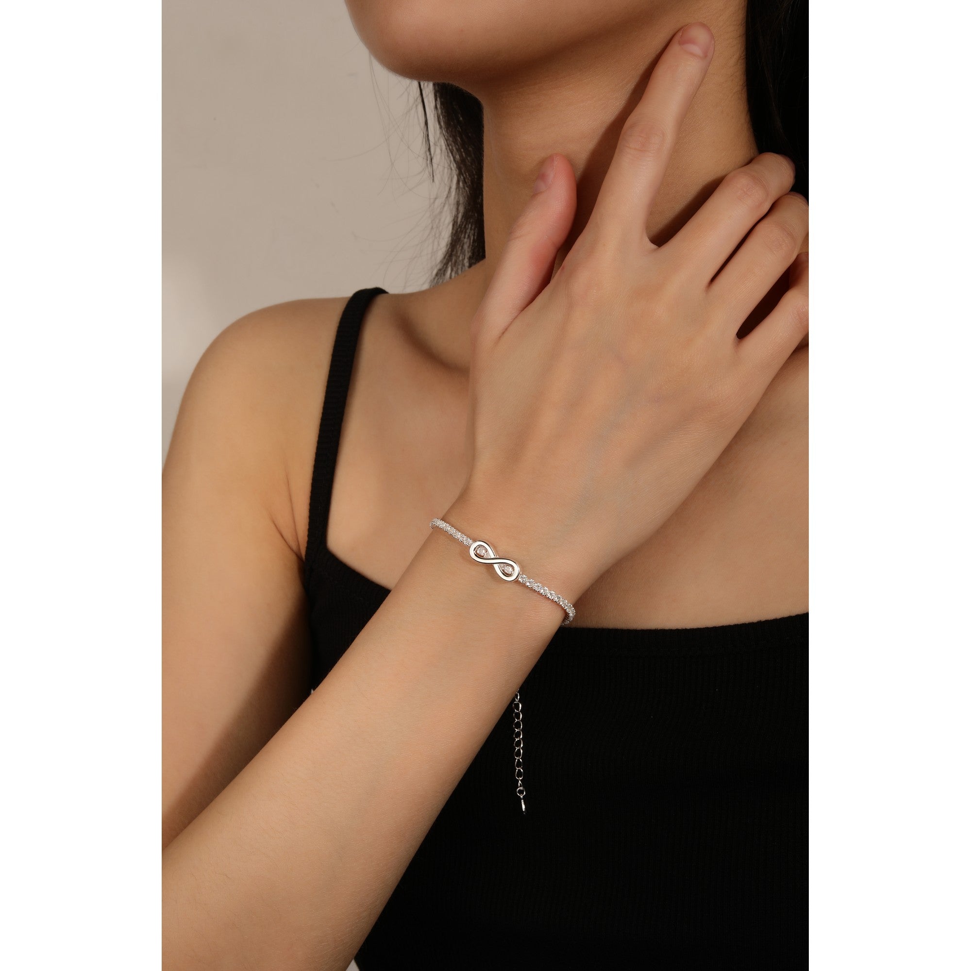 Pulsera de tenis con infinito liso y circonias blancas en plateado
